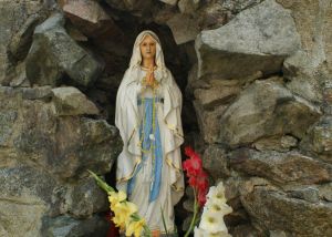 Marienstatue an der Marienquelle in Rosenthal - Postawa swj. Marine pri studnicce