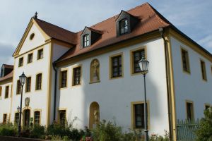 In Rosenthal befindet sich eine Marien-Wallfahrtsstätte, die bis 2007 von Zisterziensern betreut wurde.